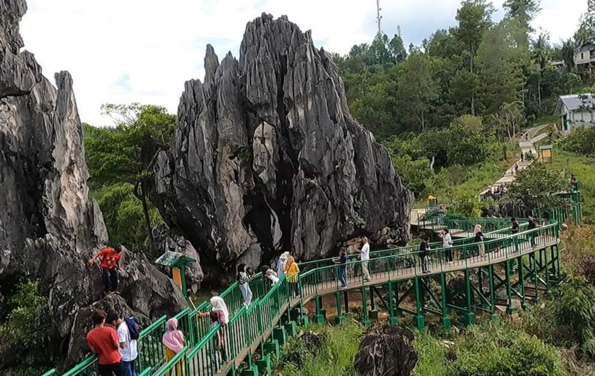 Objek wisata Geopark Batu Runciang Desa Silungkang Oso, Kecamatan Silungkang , Kota Sawahlunto