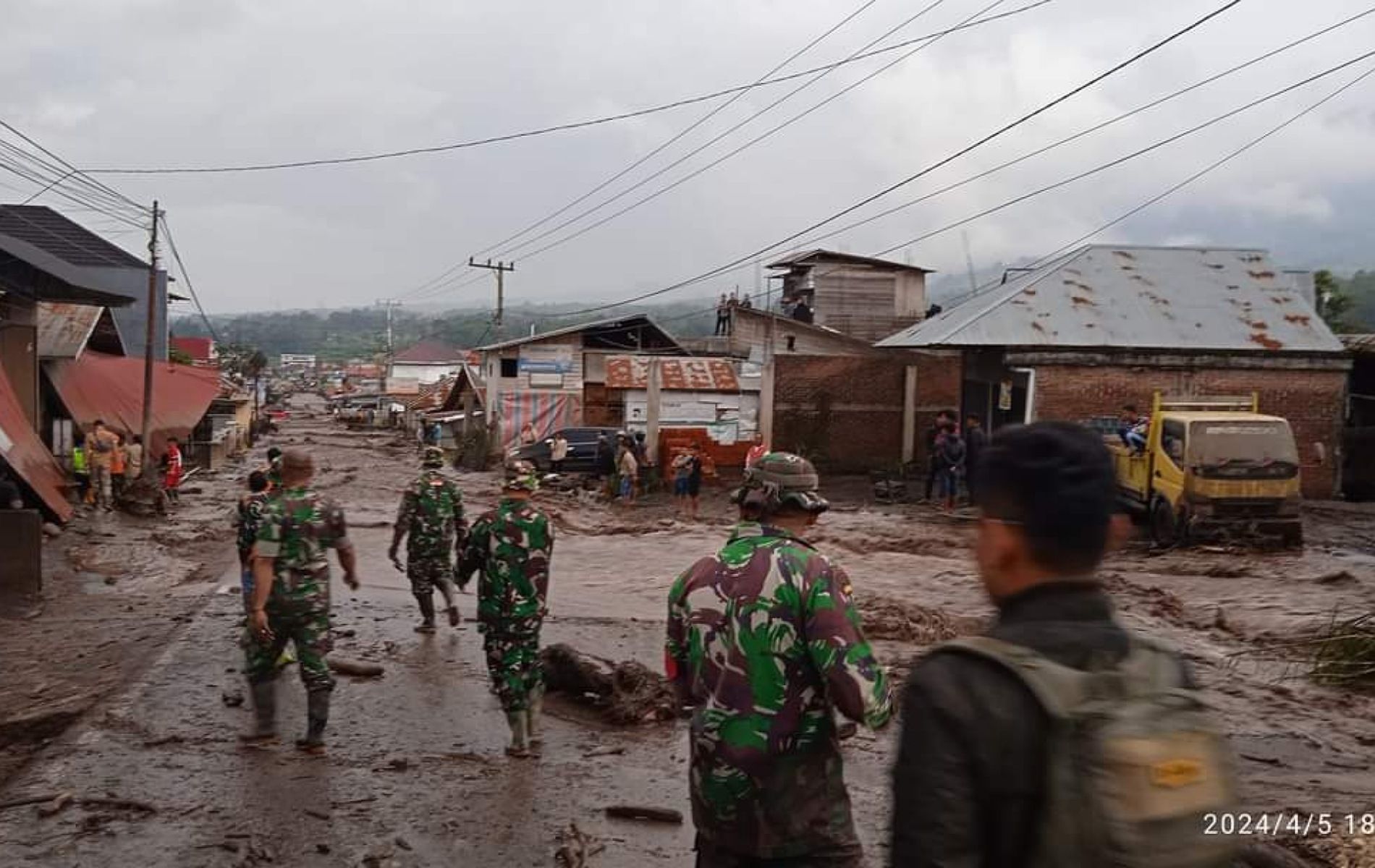 Sejumlah tentara turun ke lokasi bencana membantu warga yang terkena dampak banjir lahar Jumat petang 5 April 2024.  