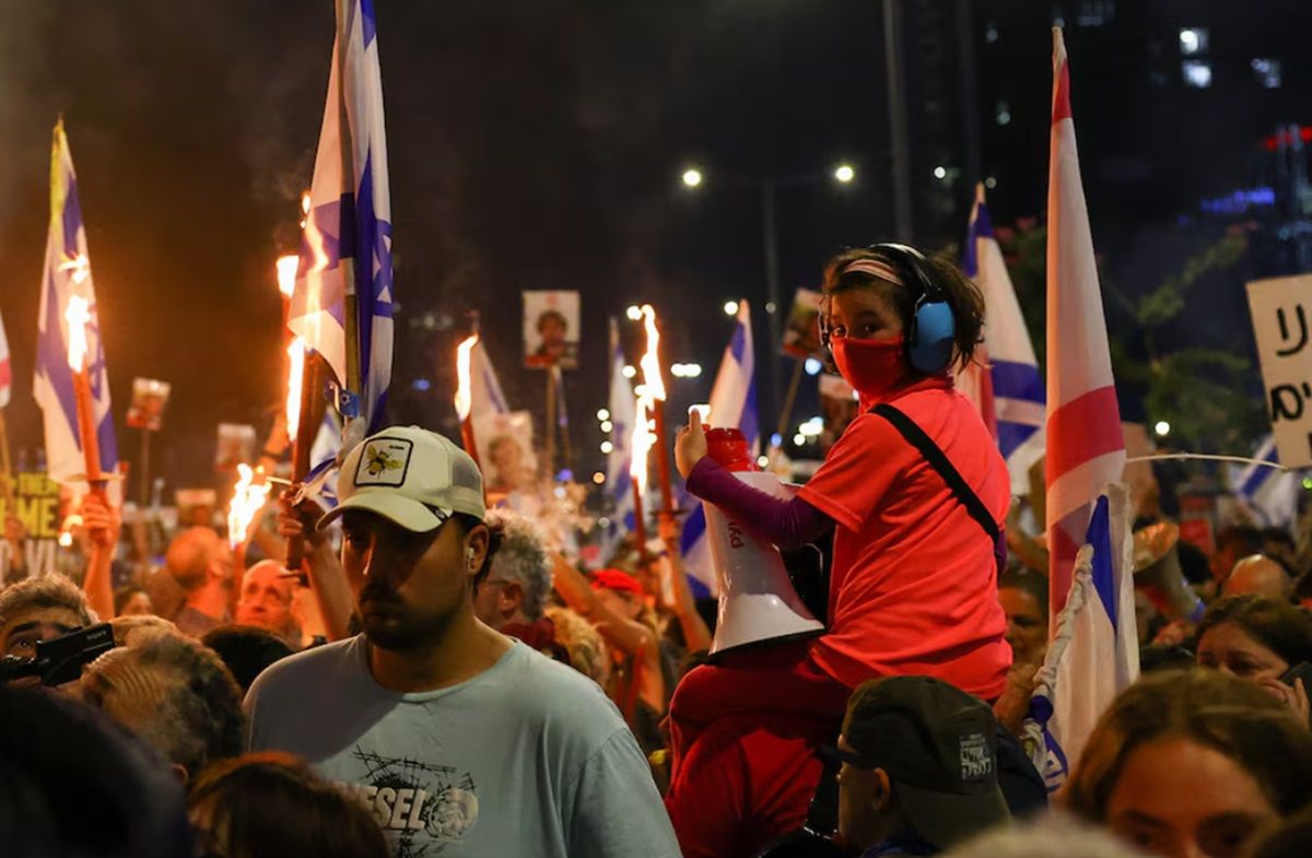 Demonstran memprotes pemerintahan Perdana Menteri Israel Benjamin Netanyahu dan menyerukan pembebasan sandera yang diculik dalam serangan mematikan 7 Oktober di Israel, di Tel Aviv, Israel 30 Maret 2024. 