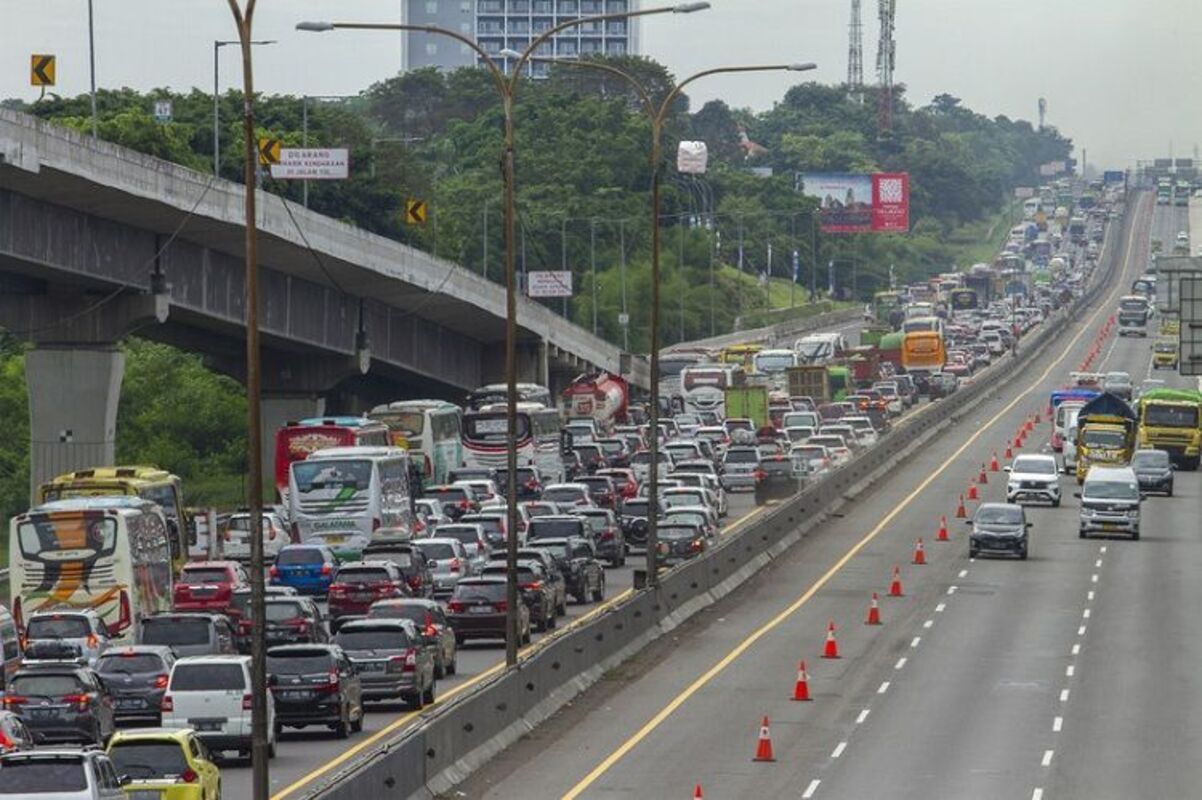 berita terkini, kecelakaan Tol Jakarta Cikampek KM 58, Polri hentikan Contraflow Mudik 2024