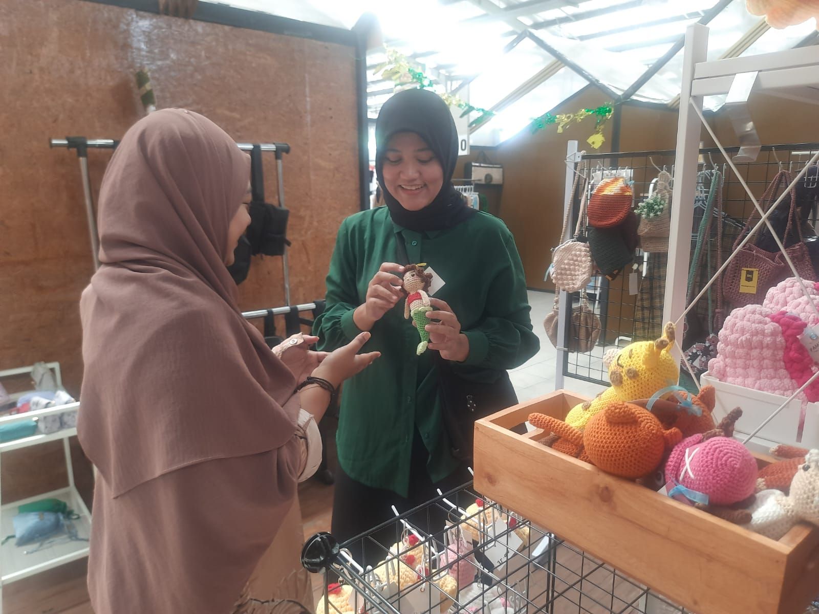 Defrina Miftahurrahma alias Nana (kanan) melayani konsumen di stand amigurumi Pampam Craft, di Pasar Sinpasa, Gedebage, Kota Bandung.