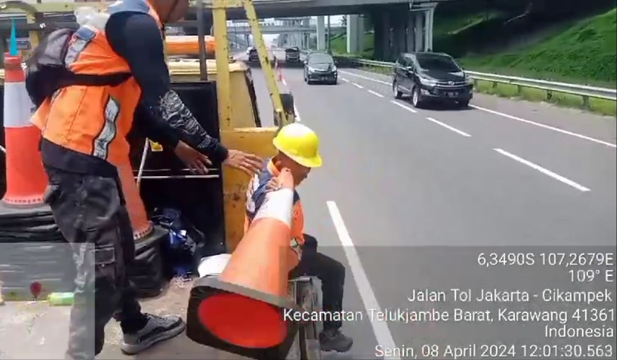 Petugas Selesai Tangani Kecelakaan KM 58, Atas Diskresi Kepolisian, Buka Tutup Contraflow KM 47 s.d KM 70 Arah Cikampek Kembali Diberlakukan.