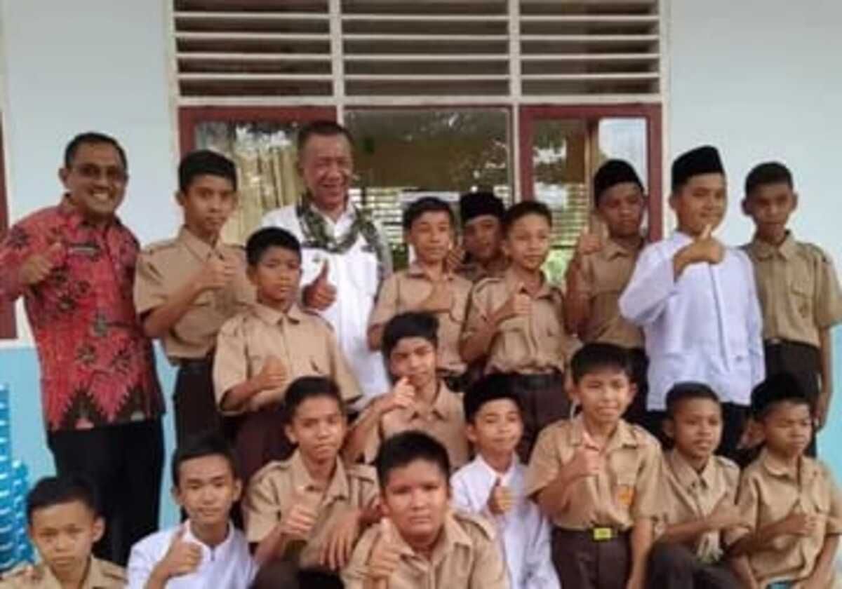 Kepala Dinas Pendidikan dan Kebudayaan Pesisir Selatan, Salim Muhaimin, dan Bupati Rusma Yul Anwar (syal batik) bersama sejumlah pelajar / marawatalk / ist /