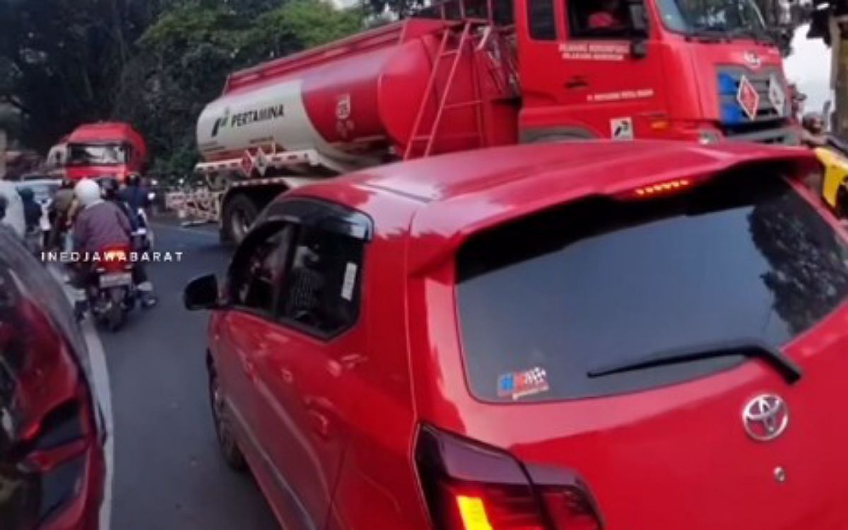 Jalan macet akibat kecelakaan truk fuso pengangkut minyak sawit