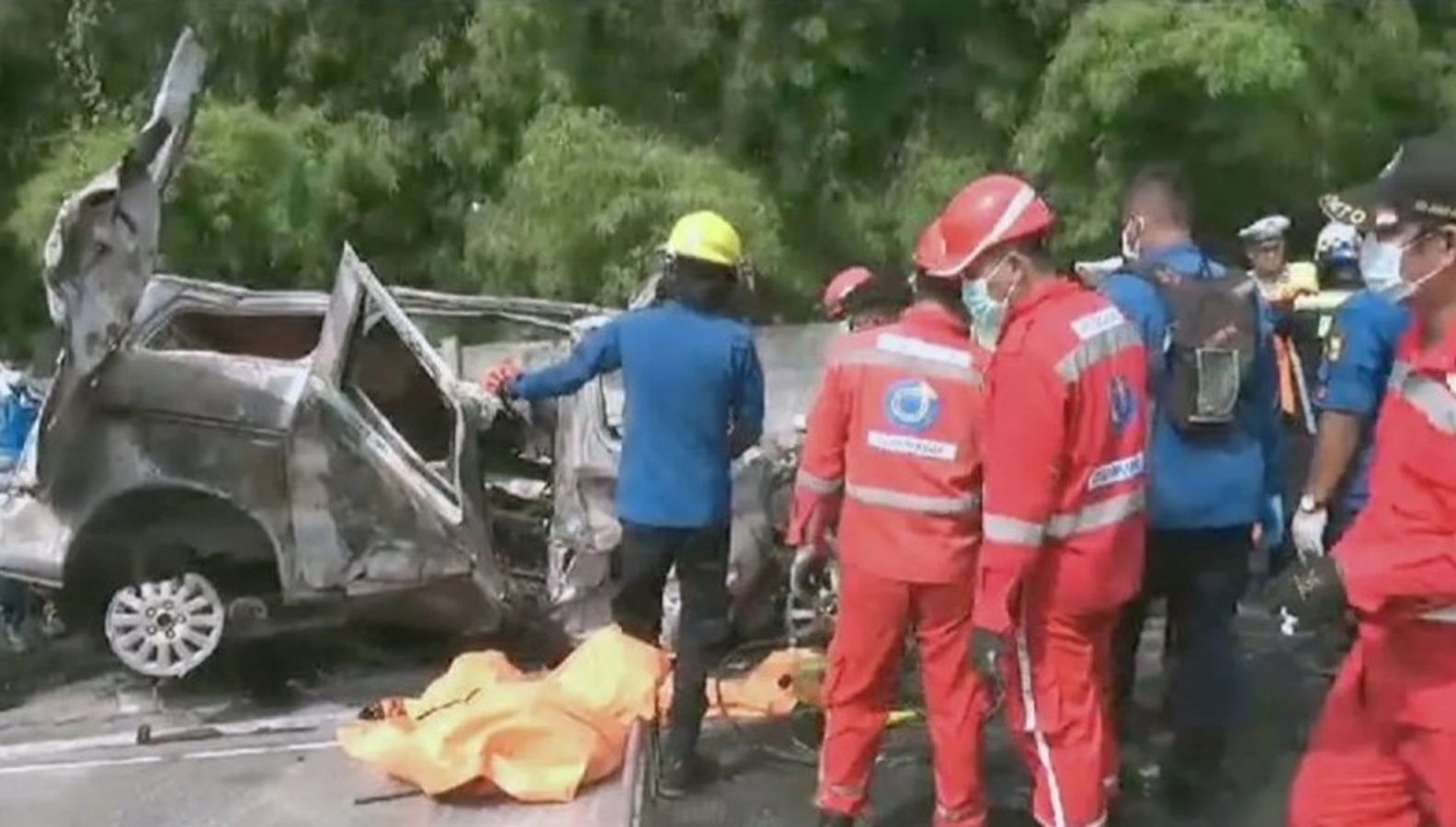 Petugas mengevakuasi korban kecelakaan di Tol Cikampek KM 58.