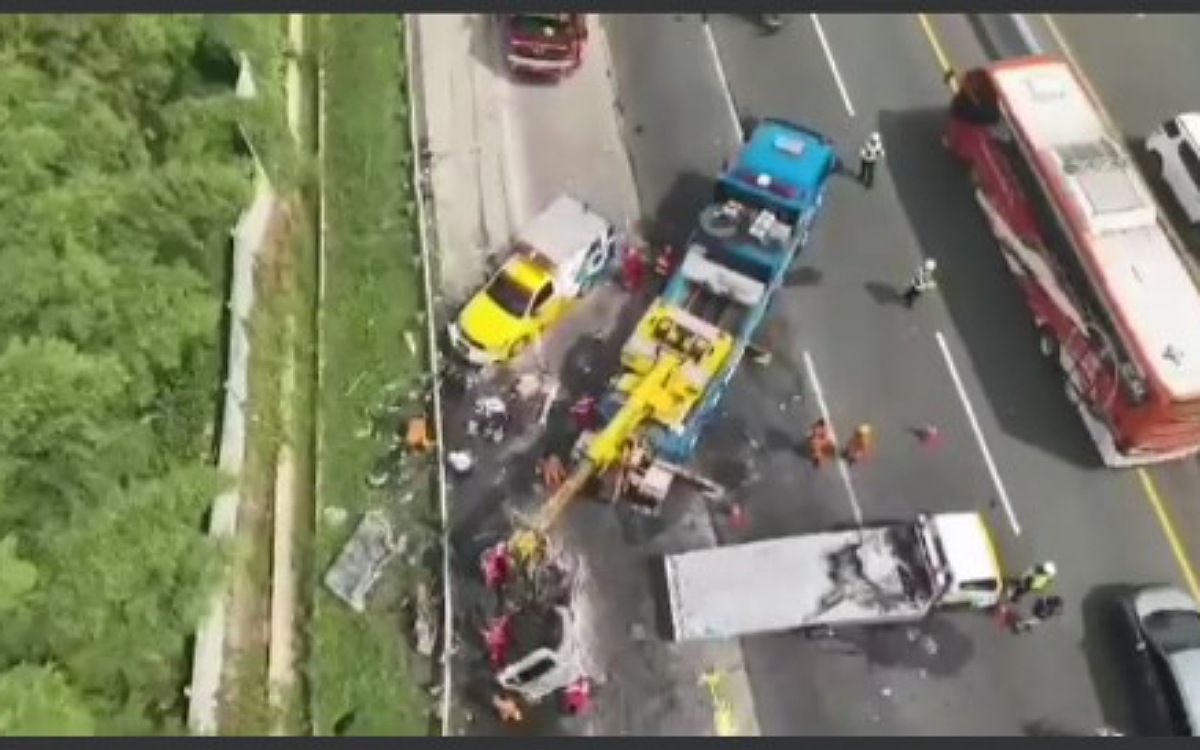 Tabrakan beruntun di Tol Jakarta Cikampek menyebabkan seorang tewas dan dua mobil terbakar