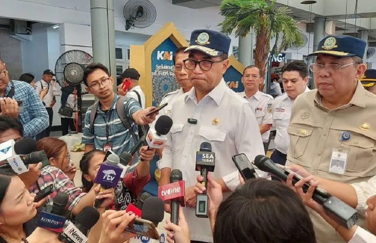 Menteri Perhubungan Budi Karya Sumadi menyampaikan keterangan pers usai mendampingi Presiden Joko Widodo meninjau arus mudik Lebaran di Stasiun Pasar Senen, Jakarta.