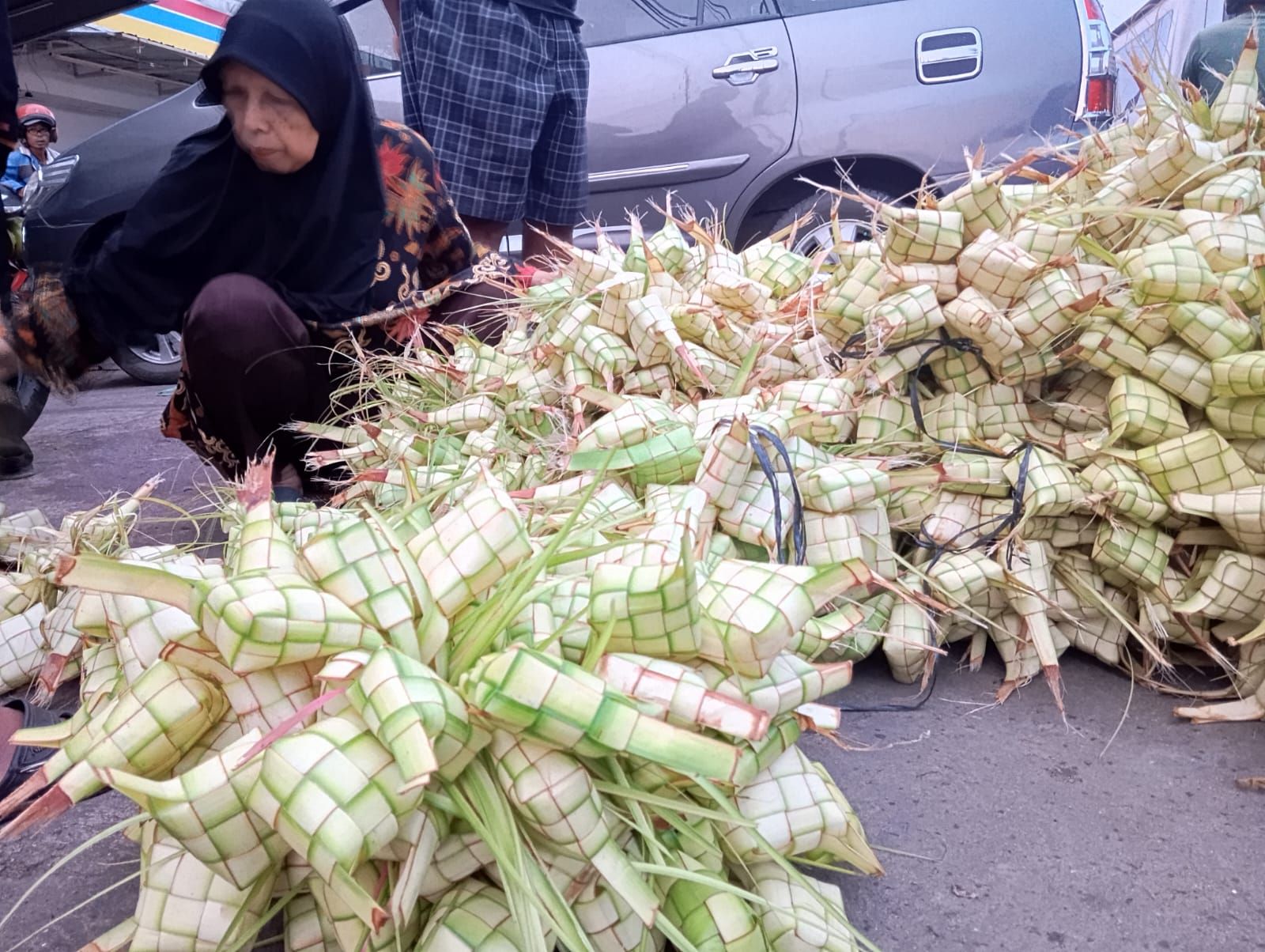Warga mulai membeli daun ketupat untuk merayakan hari Raya Idul Fitri 1445  Senin 8 April 2024