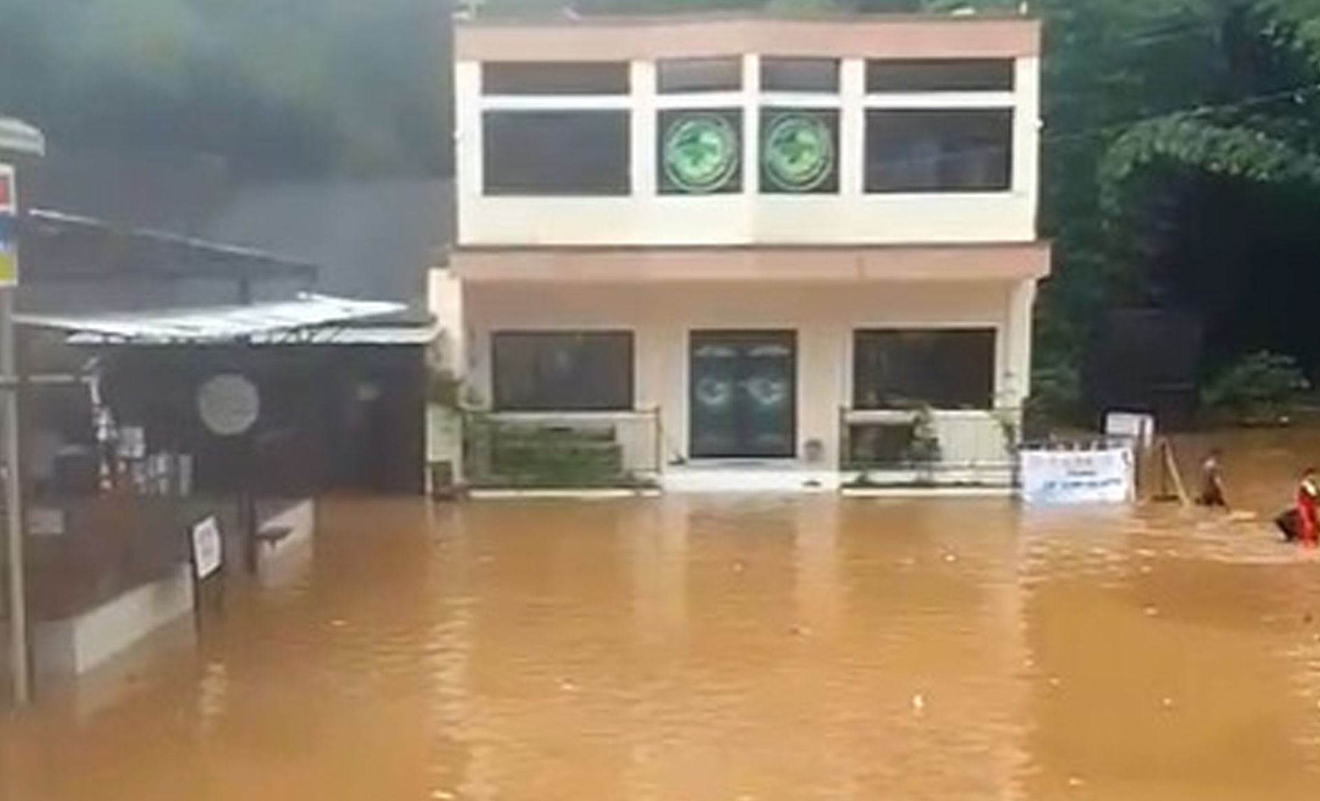 Banjir menerjang Kampung Godebag, Desa Tanjungkerta, Kecamatan Pagerageung, Kabupaten Tasikmalaya, Jawa Barat, Selasa 9 April 2024