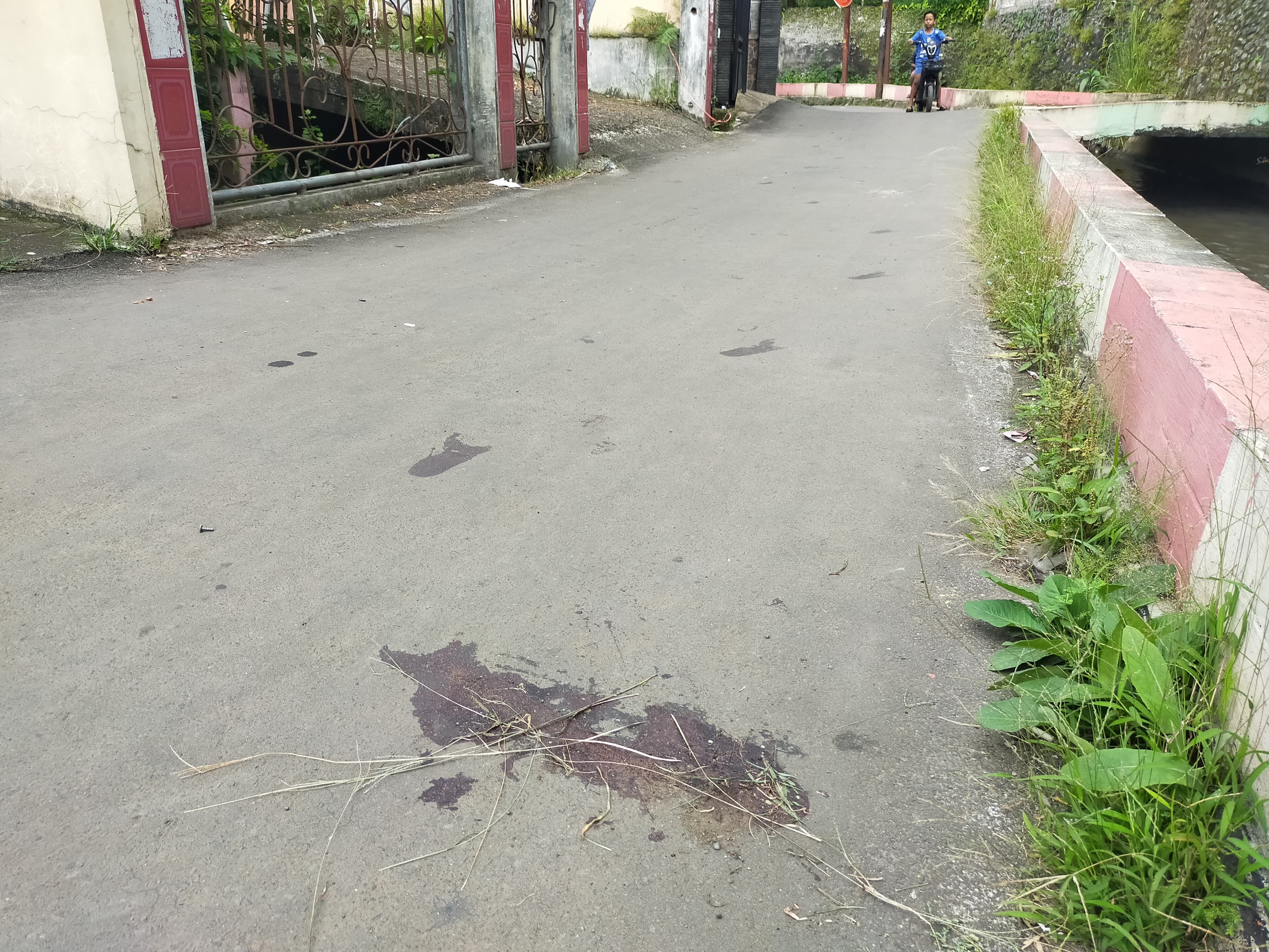 Bercak darah yang masih membekas di aspal Gang Pesantren Kelurahan Gunungpuyuh Kecamatan Gunungpuyuh Kota Sukabumi, Selasa 9 April 2024.