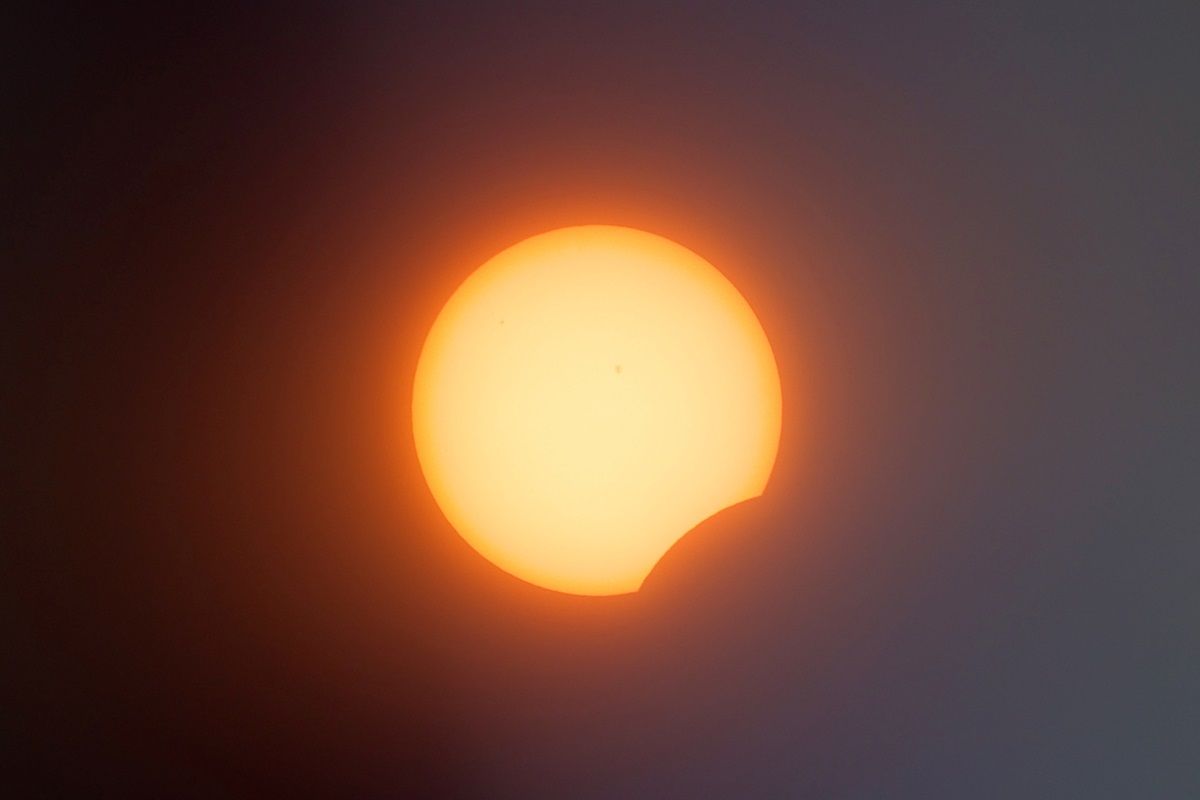 Gerhana matahari sebagian terlihat dari New York City, AS, 8 April 2024.