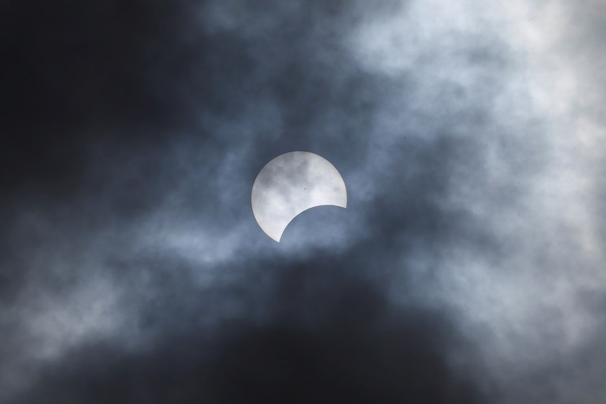 Bulan menutupi sebagian matahari, menjelang gerhana matahari total di mana bulan akan menutupi matahari, di Air Terjun Niagara, New York, AS 8 April 2024.