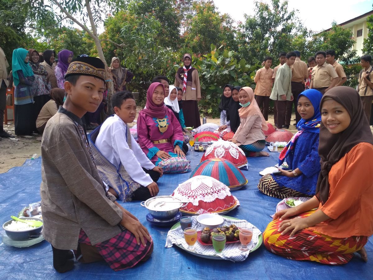 Tradisi khas Belitong, yakni Makan Bedulang/ Foto: dok.Kanwil Kemenag Provinsi Kep.Babel
