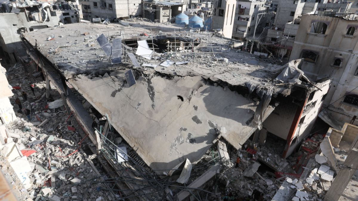 Serangan Israel terhadap sebuah masjid, di tengah konflik yang sedang berlangsung antara Israel dan kelompok Hamas, di Rafah di bagian selatan Jalur Gaza, pada 12 Februari 2024. 