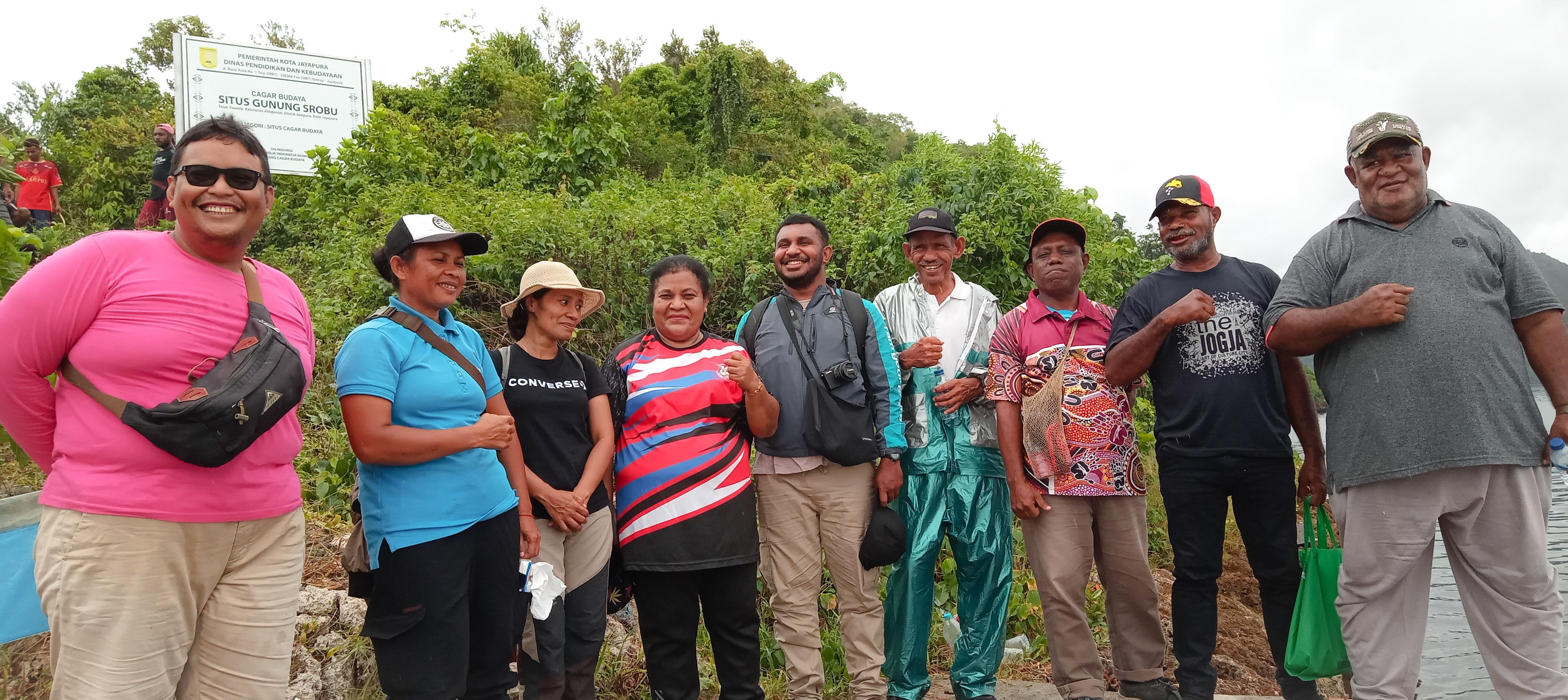 Tim Ahli Cagar Budaya Kota Jayapura di gunung Srobu, Selasa 09 April 2024 (Portal Papua) Silas Ramandey