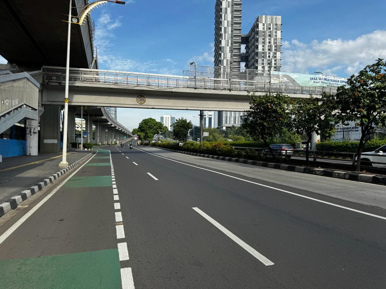 Ruas jalan Jakarta yang sepi pada H-1 Lebaran 2024, Selasa, 9 April 2024.