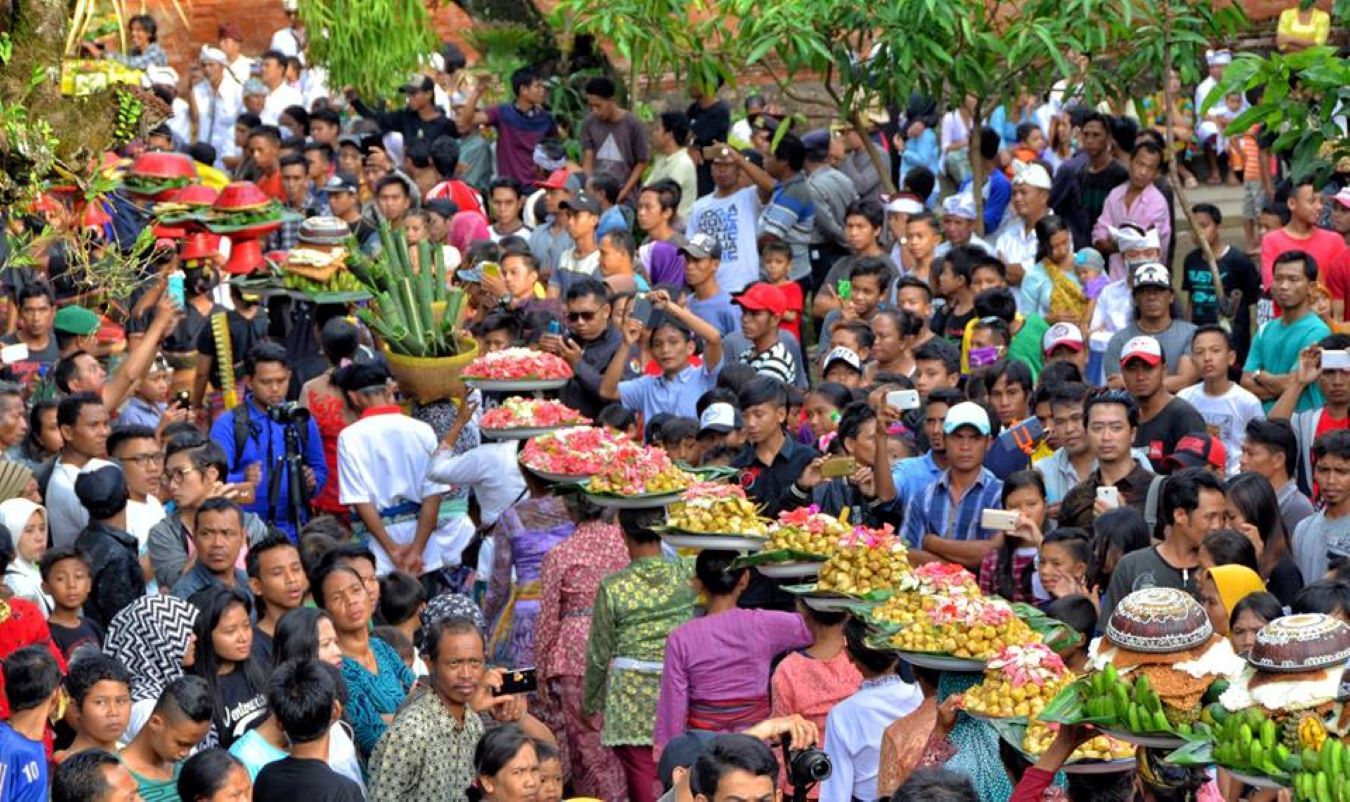 Perang Topat yang merupakan tradisi turun temurun dari Lombok/Foto: dok.Pemerintah Kabupaten Lombok Barat