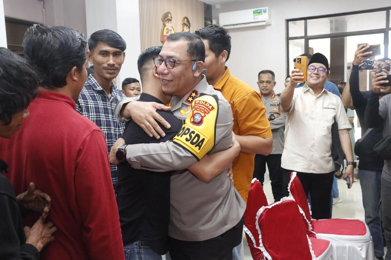 Kapolda Kepri Yan Fitri Halimansyah bersama tahanan kasus Rempang.