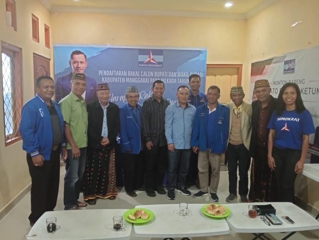 Paket Viral saat foto bersama dengan pengurus DPC Demokrat kabupaten Manggarai