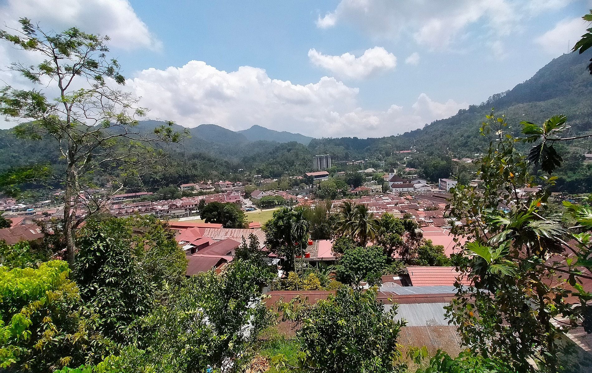 Sebuah sudut pandang kota tua Tambang Batubara Ombilin Sawahlunto dilihat dari Kelurahan Aur Mulyo