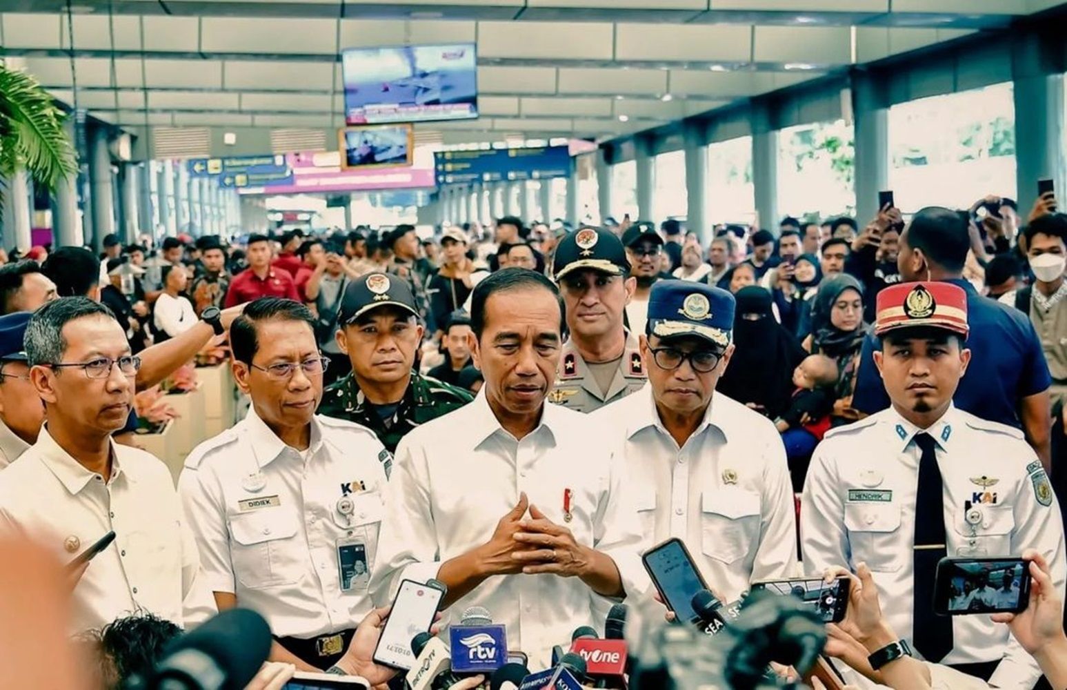 Jokowi meninjau kesiapan arus mudik di Stasiun Pasar Senen, Jakarta. Senin, 8 April 2024.