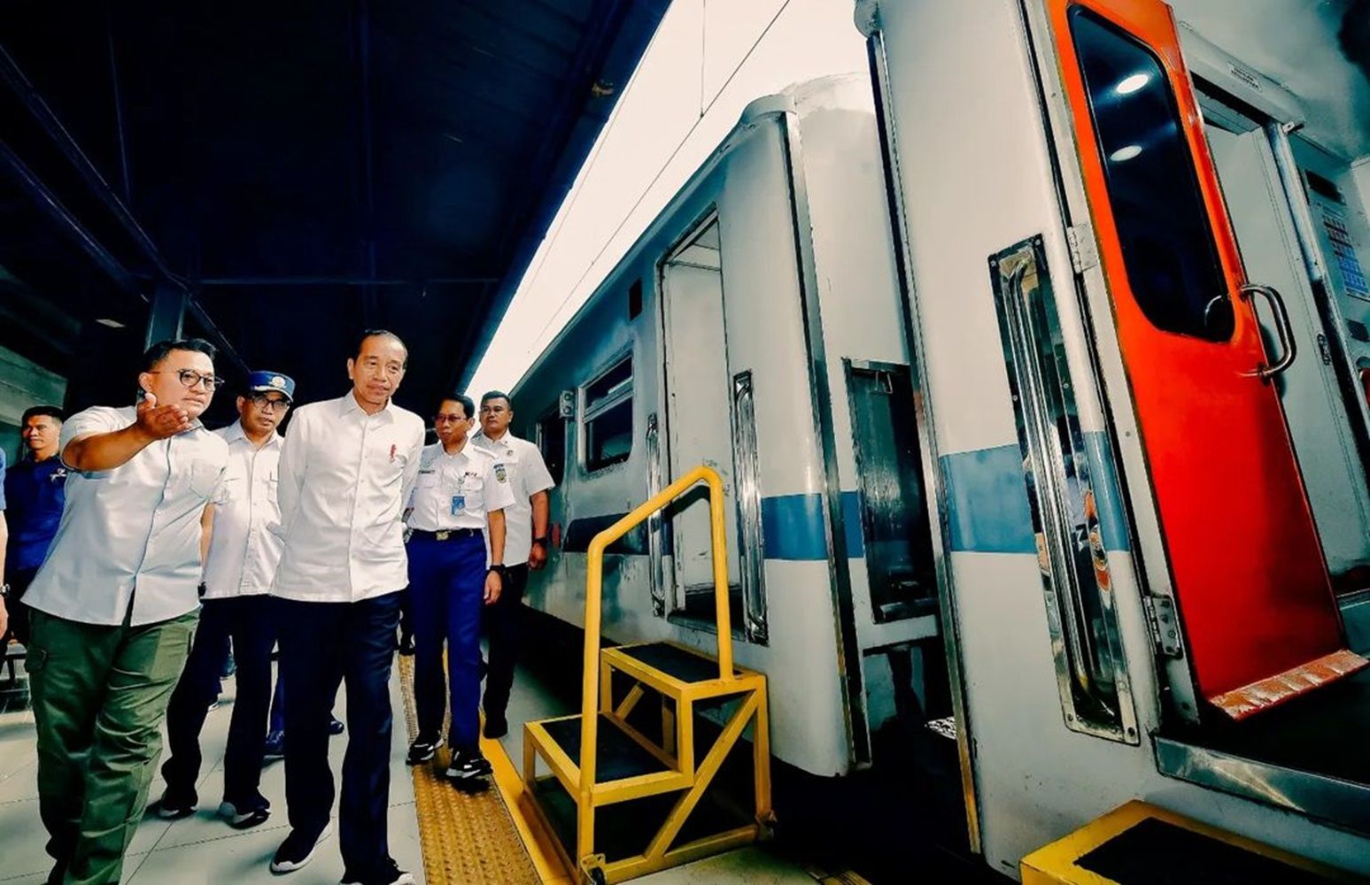 Jokowi meninjau kesiapan arus mudik di Stasiun Pasar Senen, Jakarta. Senin, 8 April 2024.