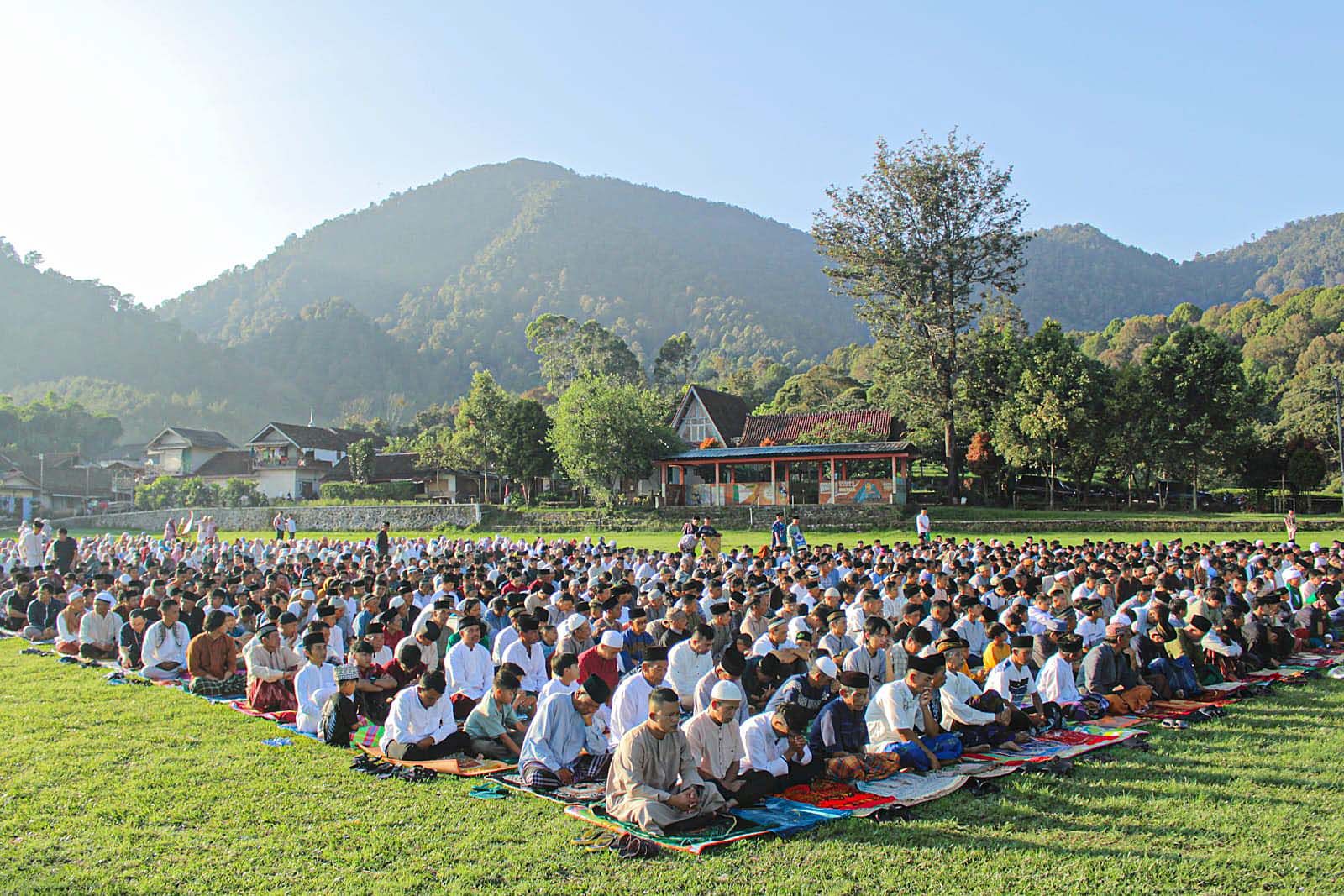 Pelaksanaan ibadah shalat Idul Fitri di Lapangan Gambung, Mekarsari, Kecamatan Pasirjambu, Kabupaten Bandung, Rabu, 10 April 2024.