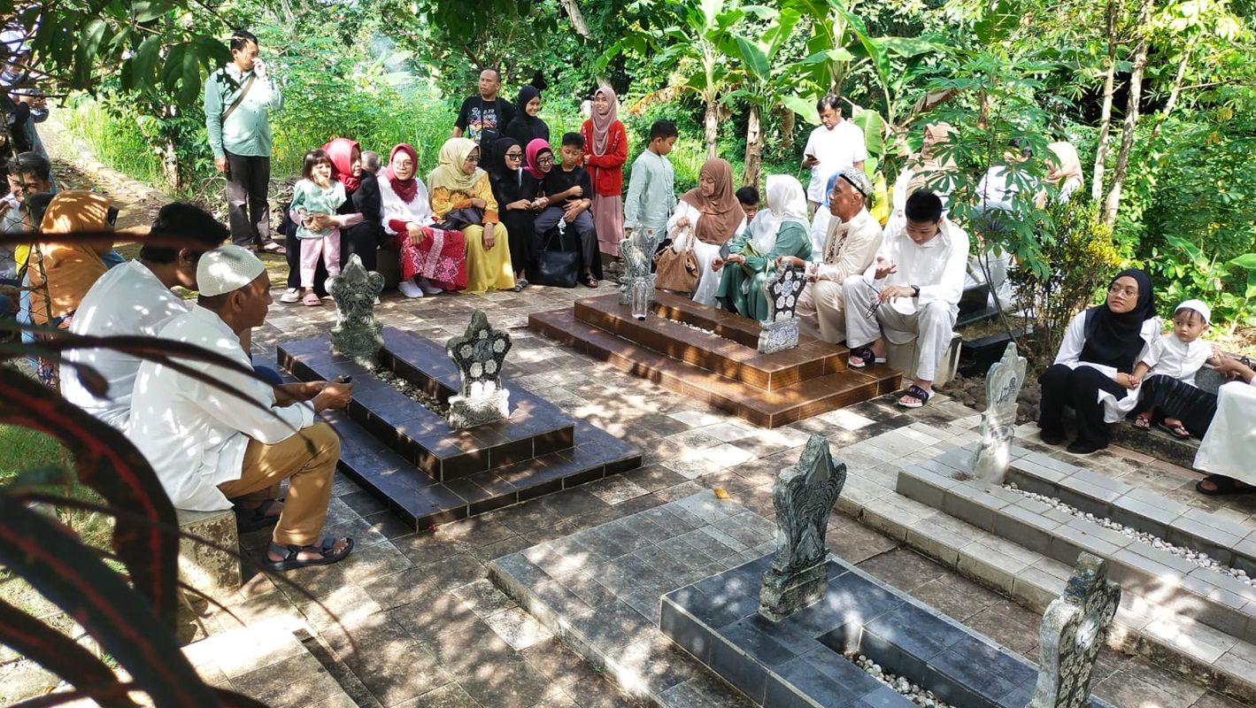 Suasana ziarah di makam keluarga usai sholat Ied di Ciamis, Rabu 10 April 2024.