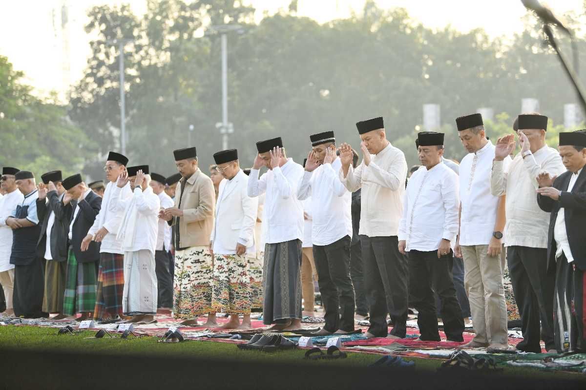 Penjabat Gubernur Jawa Barat Bey Machmudin melaksanakan salat Idulfitri di Lapangan Gasibu, Kota Bandung, Rabu (10/4/2024).