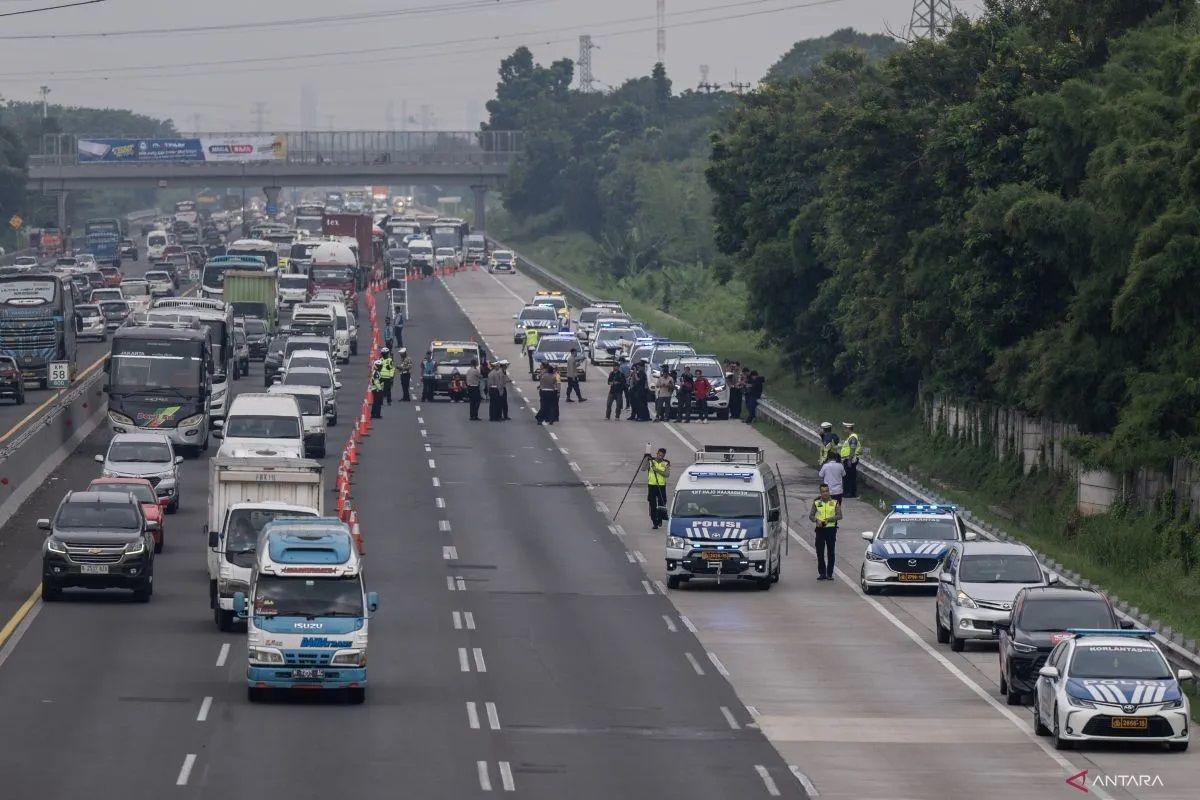 Polisi melakukan olah tempat kejadian perkara pascakecelakaan kendaraan di Tol Jakarta-Cikampek KM 58, Kerawang, Jawa Barat, Senin (8/4/2024). ANTARA FOTO/Bayu Pratama S/nym. (ANTARA FOTO/BAYU PRATAMA S)