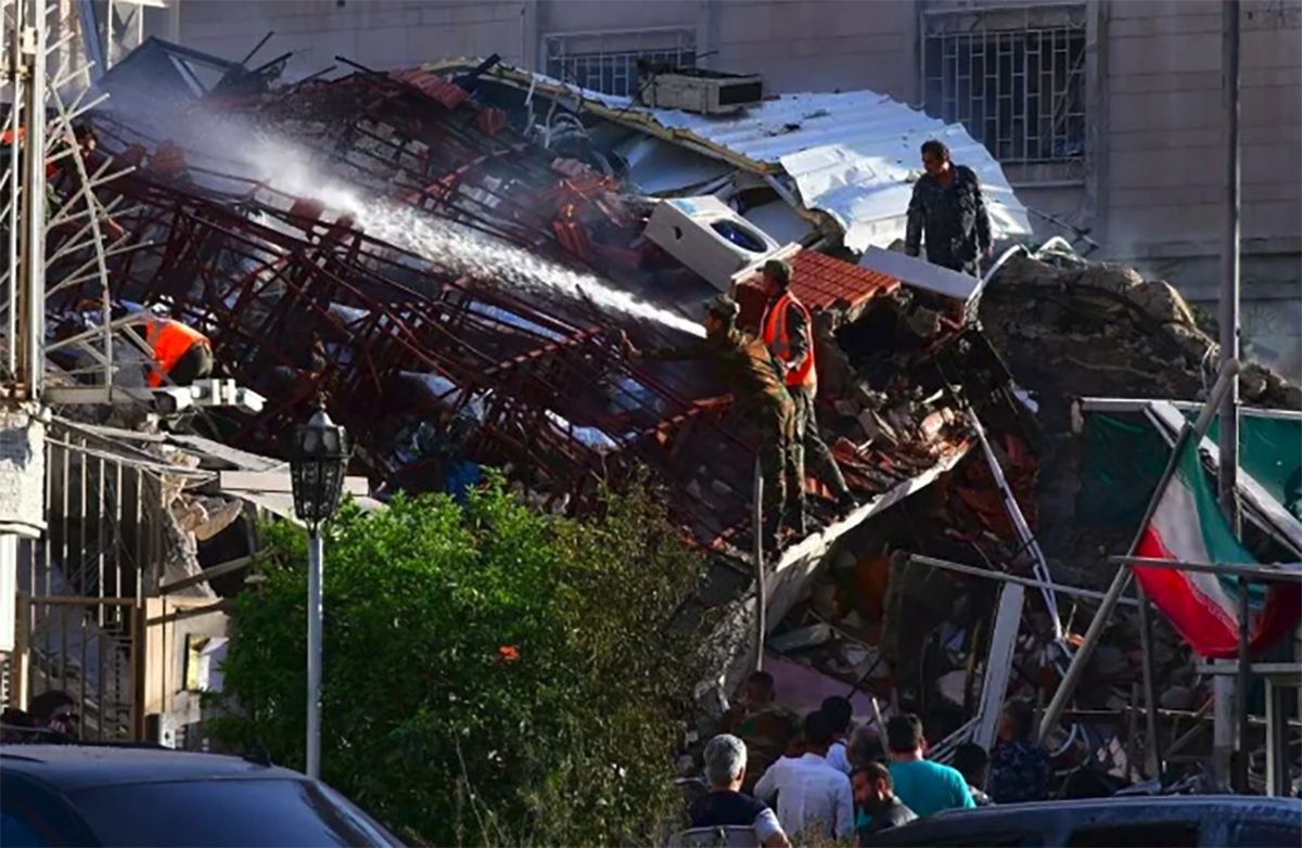 Arsip - Tim penyelamat bekerja di gedung konsulat Iran yang hancur di Damaskus, Suriah, pada 1 April 2024. Setidaknya lima orang, termasuk seorang komandan senior Iran, tewas dalam serangan udara Israel di gedung tersebut. 