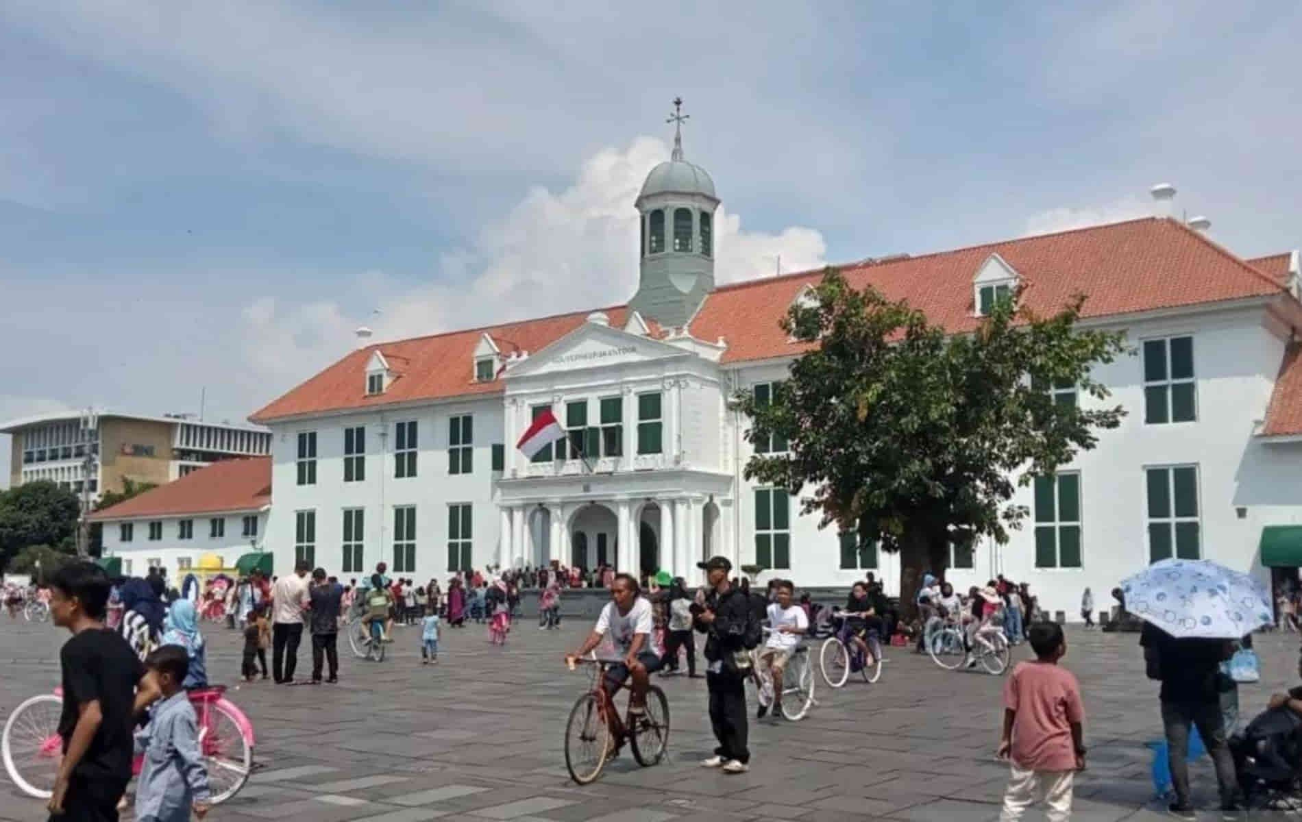 Suasana alun-alun Kota Tua, Jakarta Barat yang dipadati oleh pengunjung pada H+1 Lebaran 2024, Kamis (11/4/2024). 