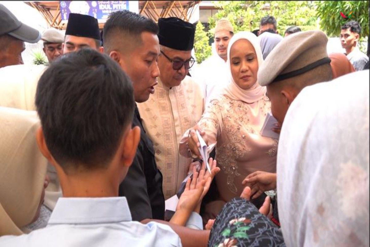 Pembagian Amplop Lebaran oleh Gubernur Aceh untuk Para Bocah Berkunjung