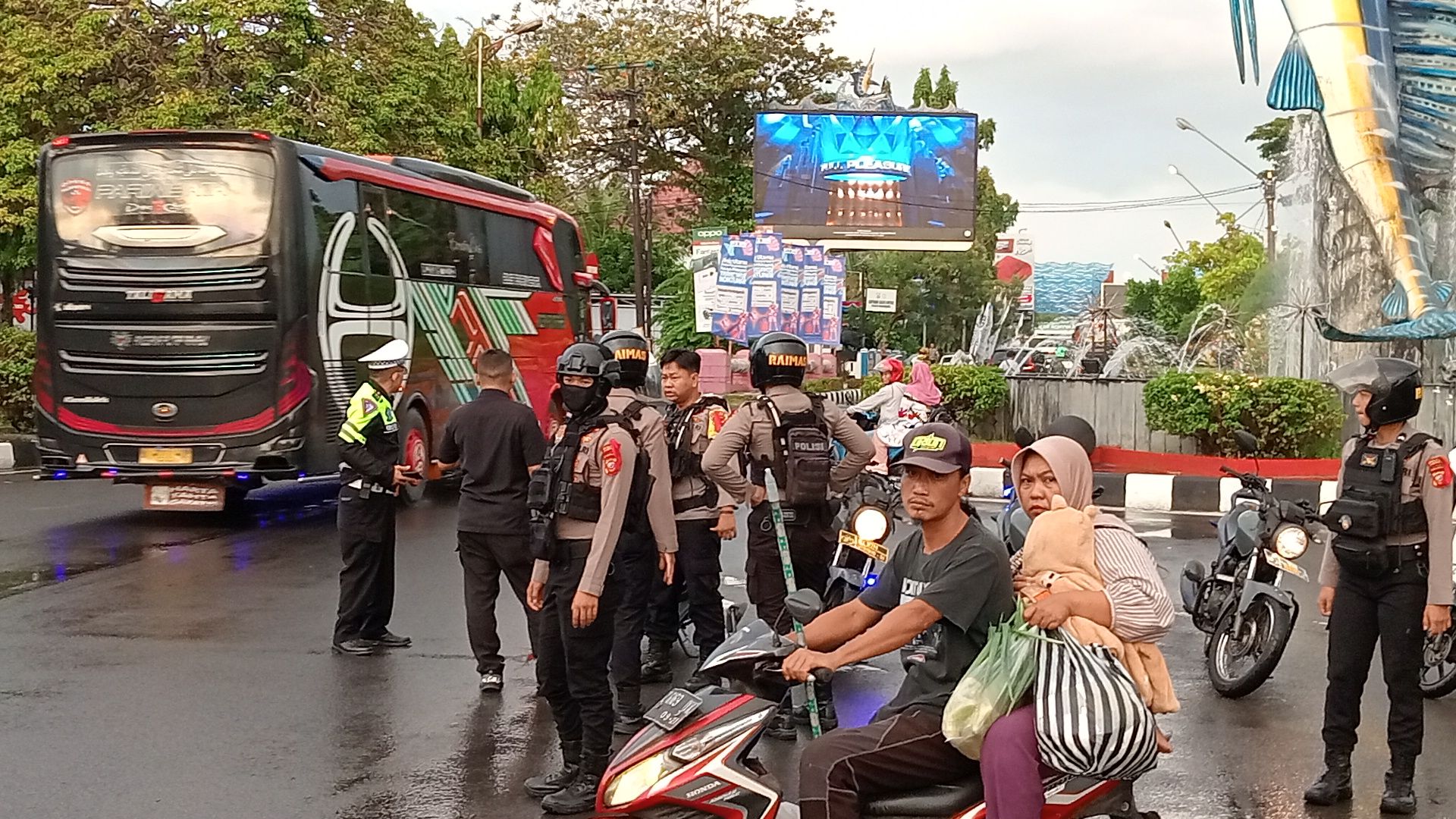 Petugas polisi sedang mengatur arus lalu lintas di bundaran Tugu Ikan Marlin Pangandaran, Kamis, 11 April 2024. 