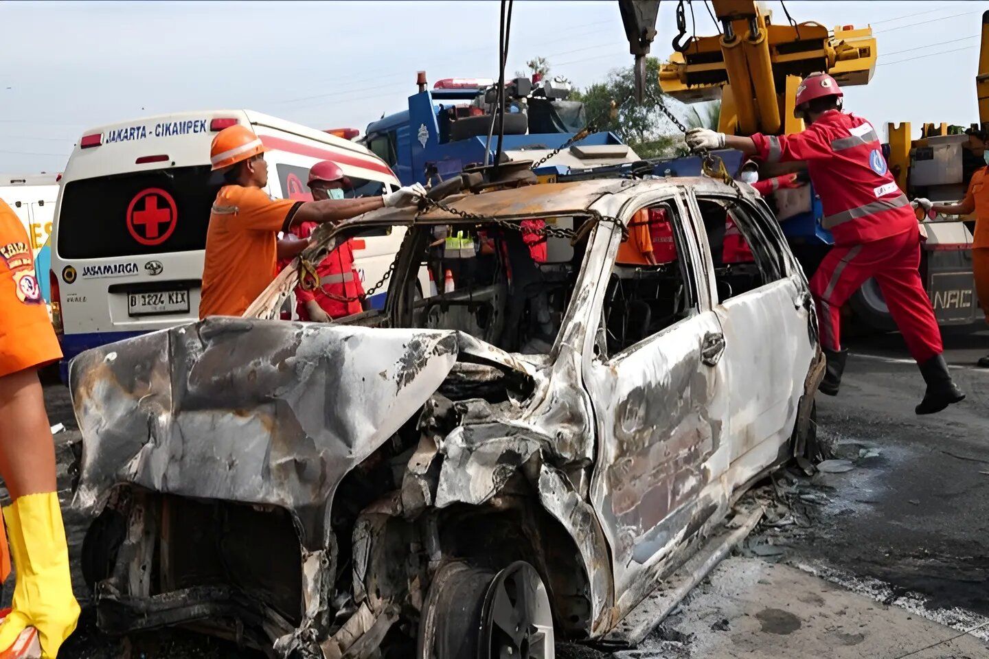 Petugas mengevakuasi bangkai kendaraan korban kecelakaan lalu lintas di KM 58 Tol Jakarta -Cikampek. Foto: Istimewa