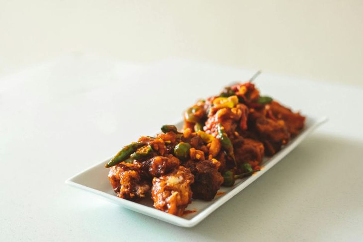 Ilustrasi menu ayam tandoori khas India. 