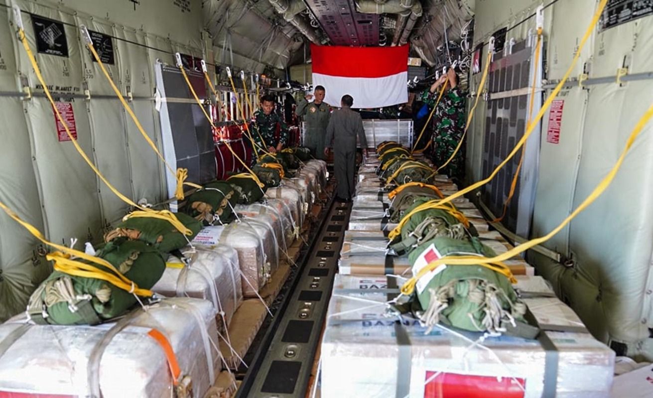 Pesawat Hercules TNI AU C 130 J dapat menerjunkan bantuan kemanusiaan di wilayah udara Palestina, Gaza, Selasa (9/2/2023), Foto. tni.mil.id