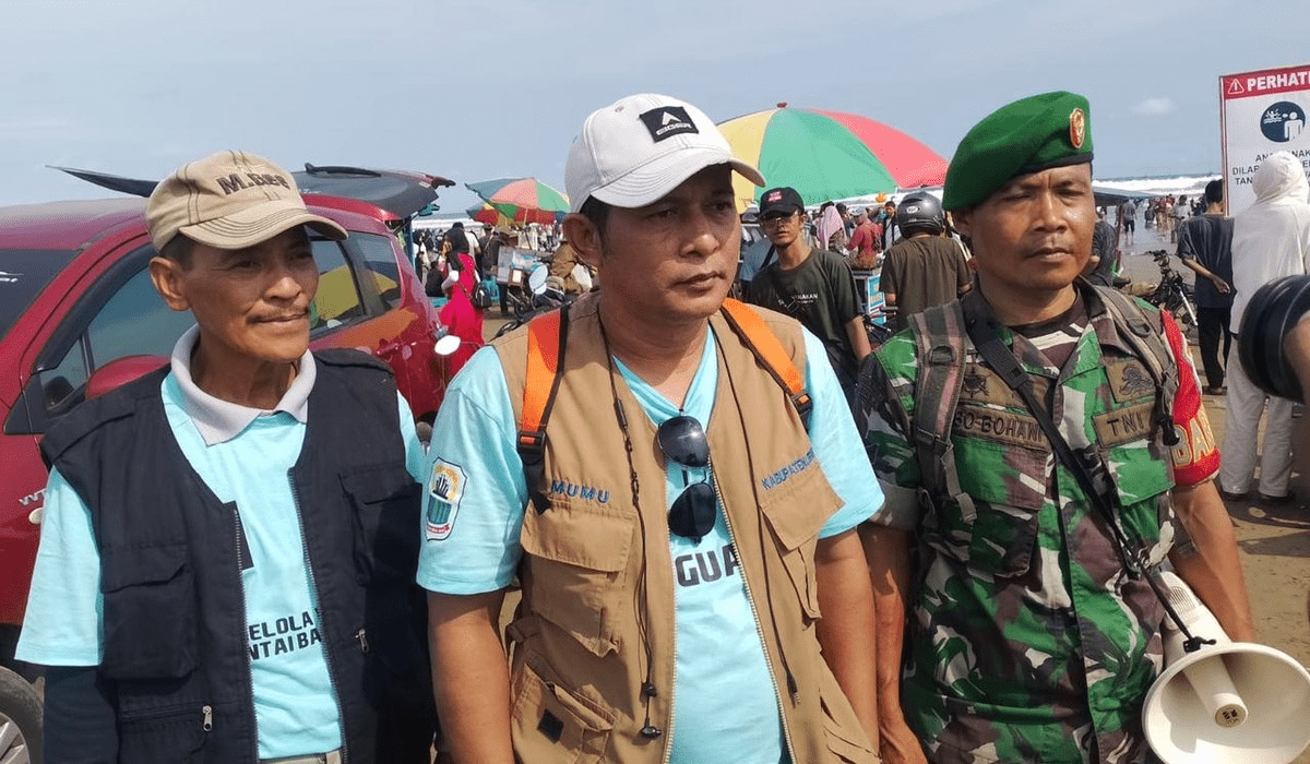 Pengelola Pantai Bagedur di Kabupaten Lebak, Banten, bersama anggota keamanan dari TNI.