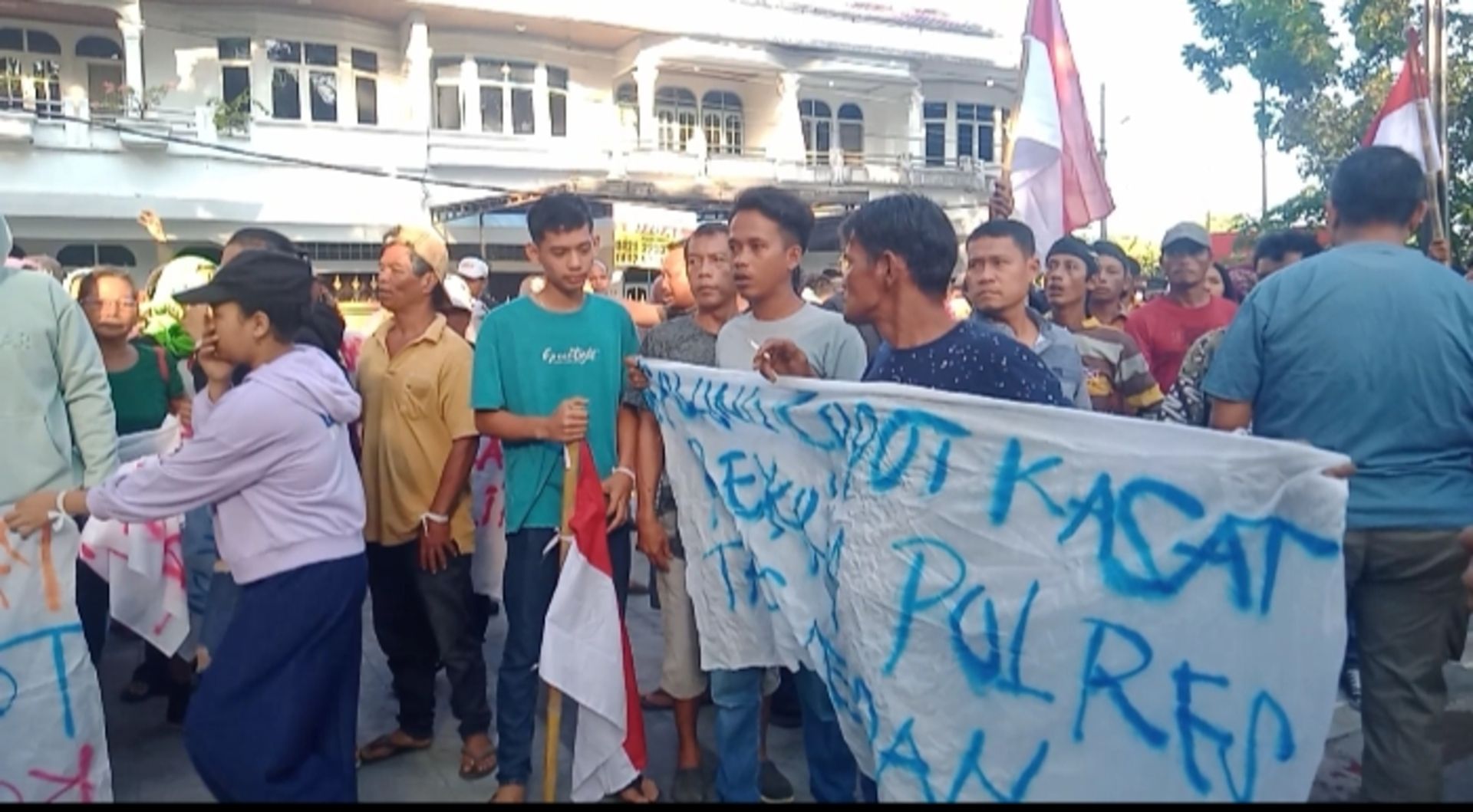 Ratusan warga dari massa Masyarakat Pancurbatu Bersatu gelar unjuk rasa di depan Hotel JW Marriot Medan