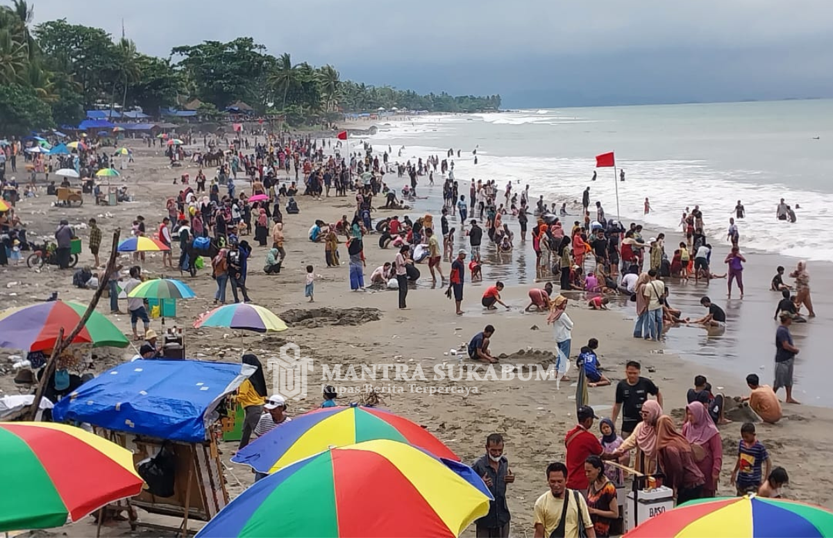 Pengunjung memadati kawasan objek wisata Pantai Karang Hawu, Cisolok, Sukabumi di hari kedua libur Lebaran Hari Raya Idul Fitri 1445 H.