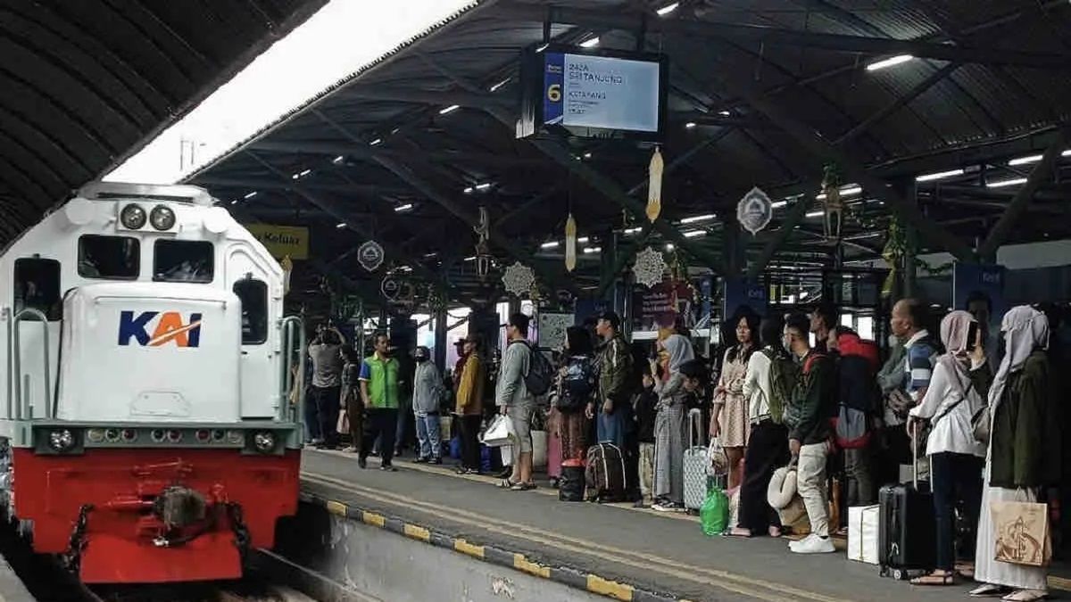 Ilustrasi - Sejumlah penumpang menunggu kedatangan kereta api Sri Tamjung di Stasiun Gubeng Surabaya, Minggu (7/4/3033). ANTARA/Naufal Ammar Imaduddin