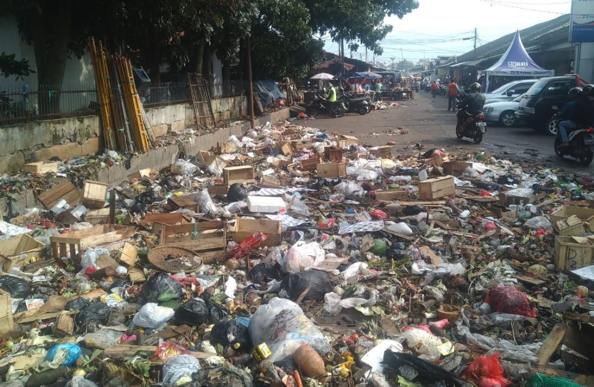 Tumpukan sampah di Pasar Induk Gedebage Kota Bandung dekat  jembatan Cipamulihan terpantau pagi hari usai hujan mengguyur kawasan Bandung Timur sepanjang Kamis 11 April 2024 siang hingga malam.