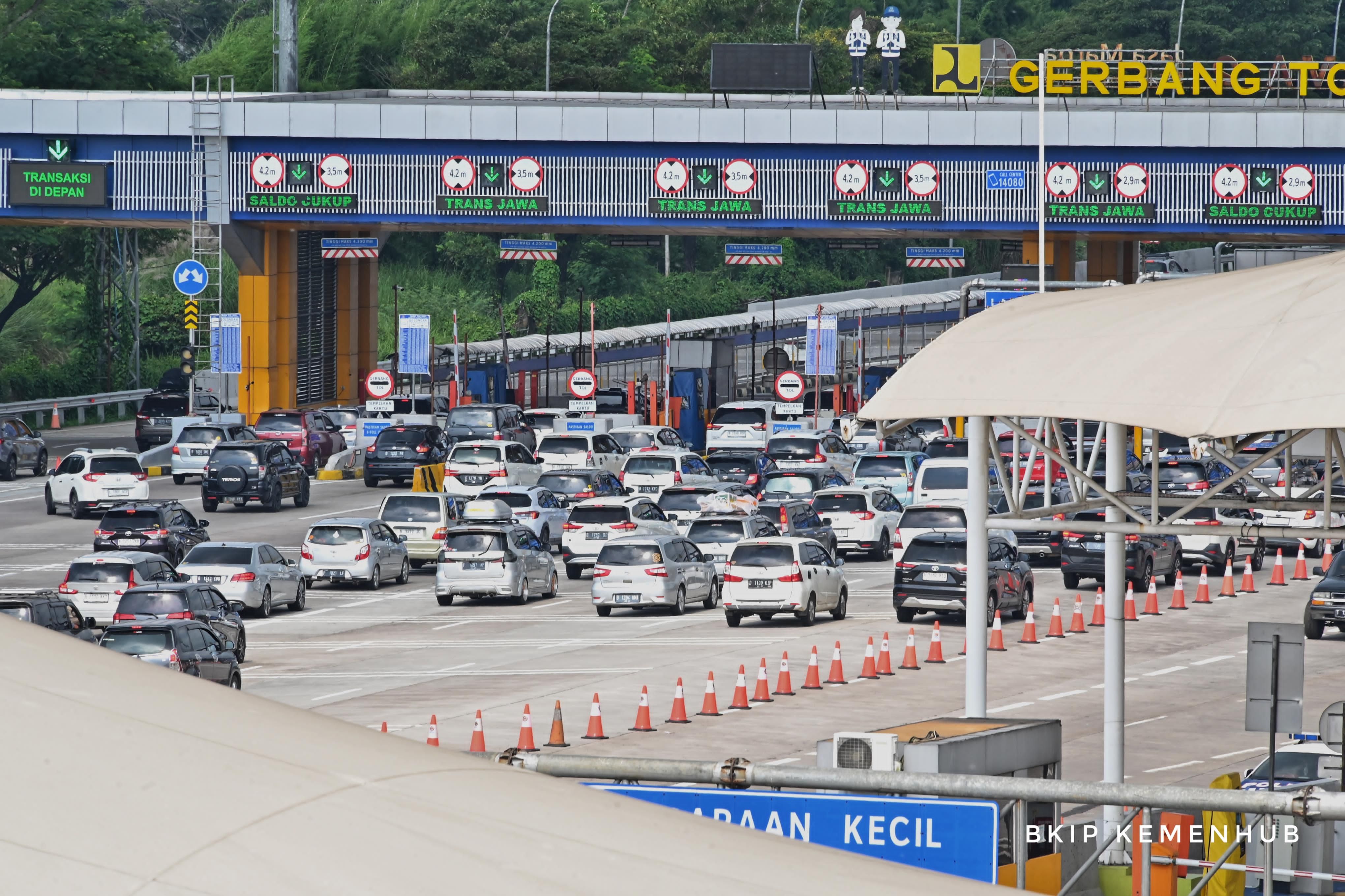 Arus lalu lintas Lebaran 2024 di gerbang tol.