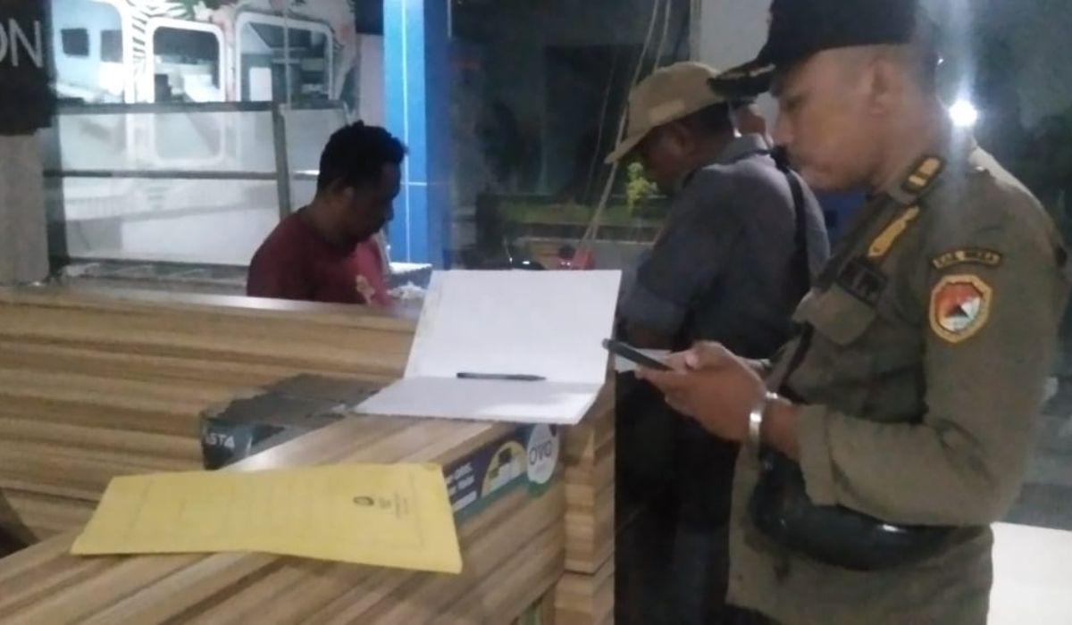 Petugas Satpol PP Sikka saat mengecek tiga orang pelaku di sebuah hotel di Kota Maumere, Jumat (12/04/2024) malam.//