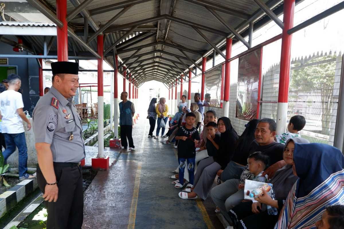 Kalapas Narkotika Kelas IIa Bandung, Gumilar Budirahayu saat menyapa masyarakat pada layanan kunjungan khusus lebaran
