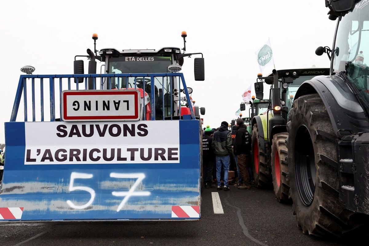 Para petani di Prancis membawa traktor dalam aksi protes mereka.