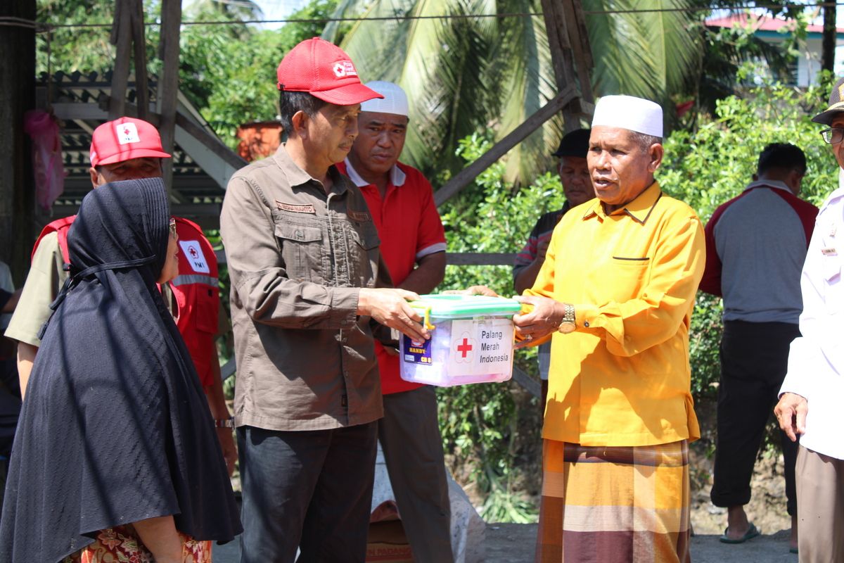 Wakil Bupati Pasaman Barat, H Risnawanto SE, yang juga Ketua PMI Pasaman Barat, saat menyerahkan bantuan secara simbolis kepada korban terdampak banjir di Batang Toman, Minggu 14 April 2024