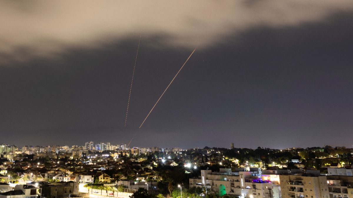 Sistem anti-rudal beroperasi setelah Iran meluncurkan drone dan rudal ke Israel.