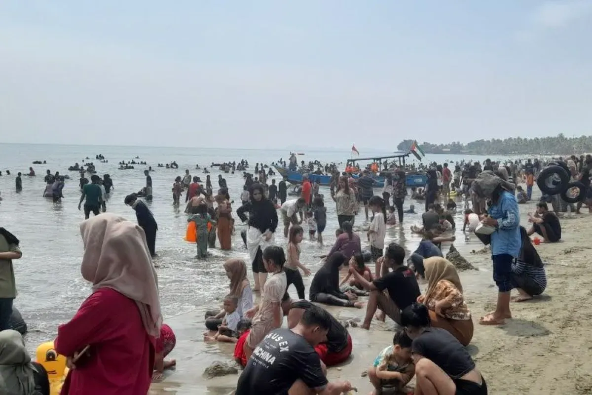 Wisatawan lokal dan luar kota antusias mengunjungi objek wisata Pantai Anyer-Cinangka, Kabupaten Serang, Banten, pada libur Lebaran, Sabtu, 13 Maret 2024.