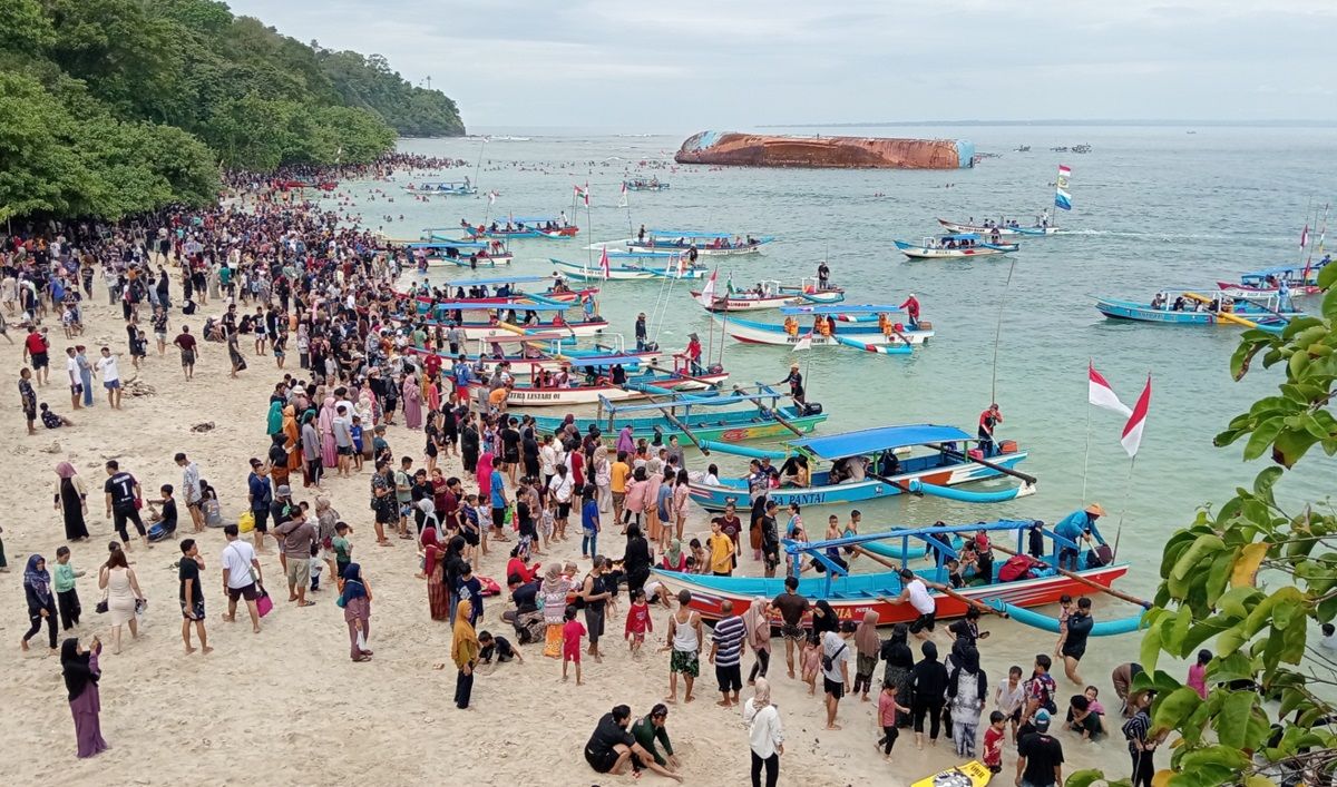 Wisatawan memadati objek wisata Pantai Pasir Putih di Pangandaran, Minggu, 14 April 2024.